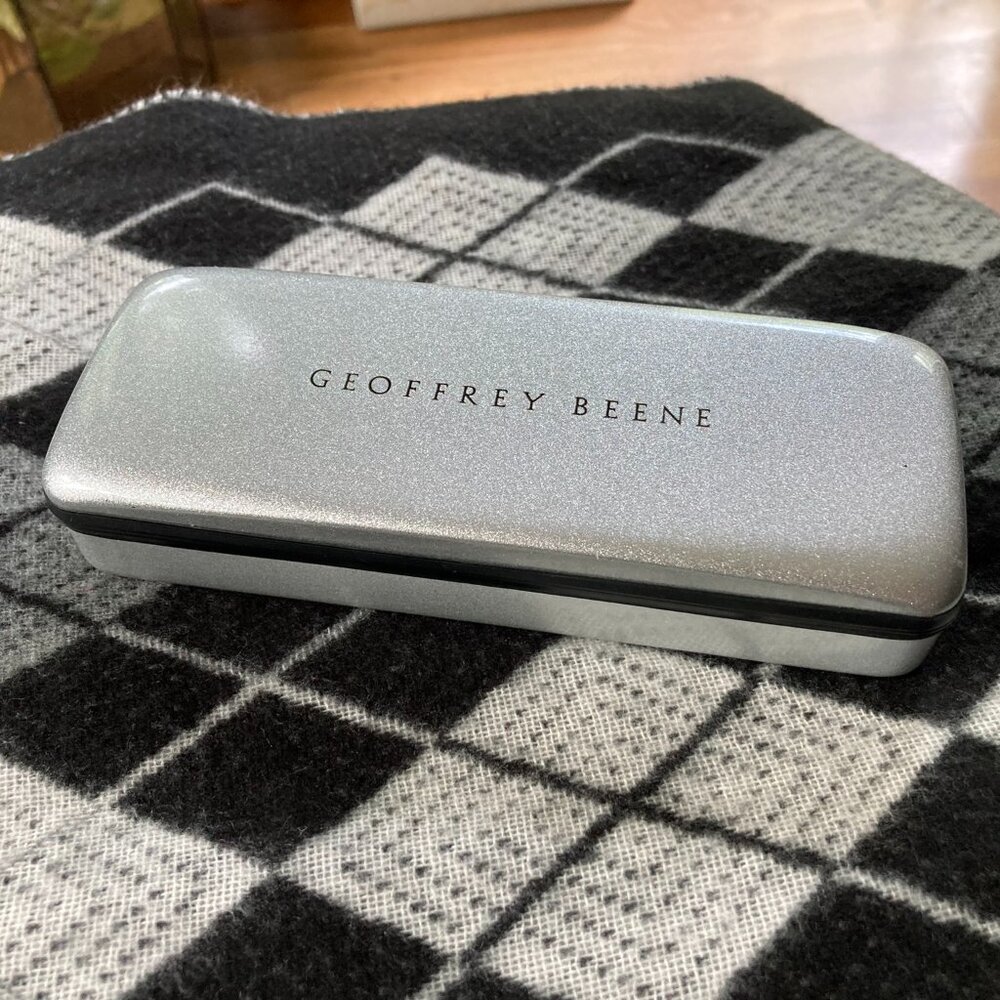 New Geoffrey Beene Eyeglass Case Clam Shell Metallic Silver w/ Flocked interior